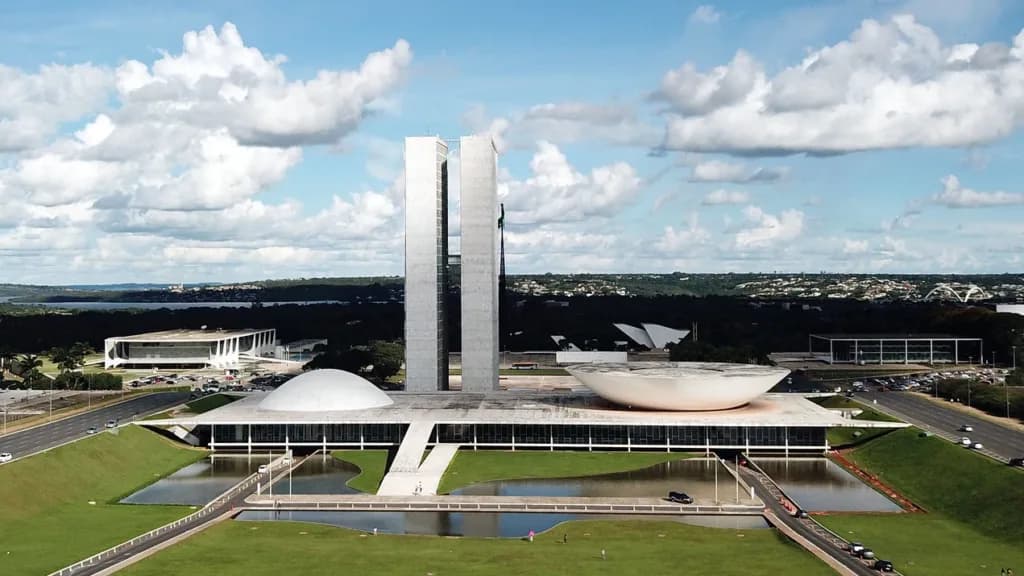 Relator do Orçamento prevê R$ 61 bilhões em emendas para 2026