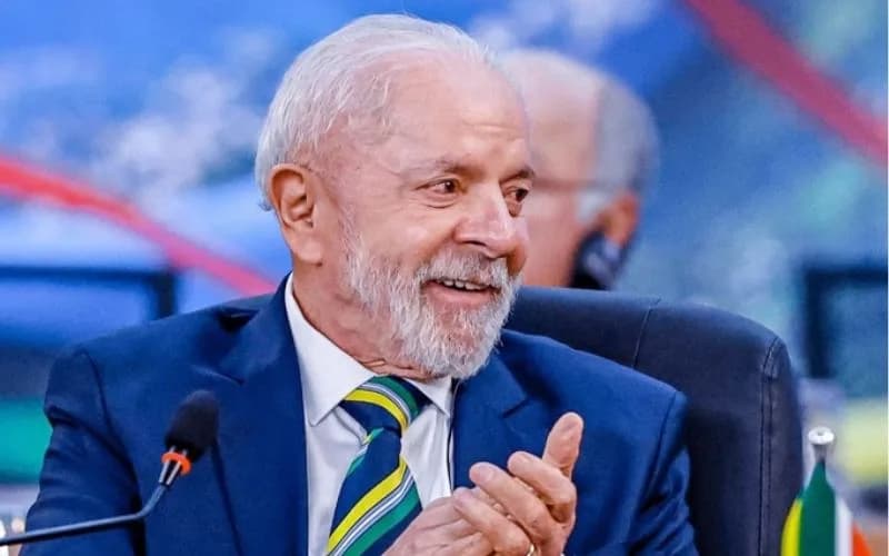 Lula continua na UTI, mas já pode receber visitas de familiares