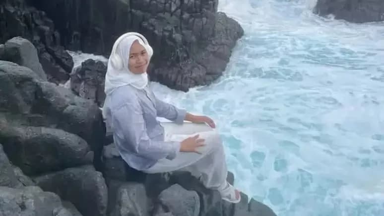 VÍDEO: Mulher morre após ser levada por onda enquanto posava para foto