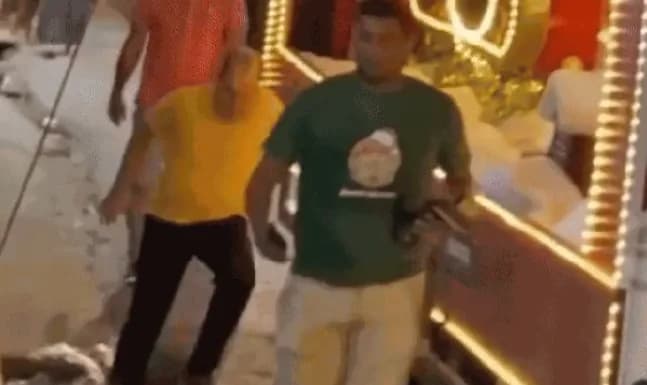 VÍDEO: prefeito cai em buraco durante caravana de Natal
