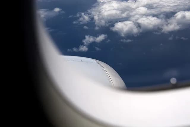 Avião cai em comunidade no Amazonas