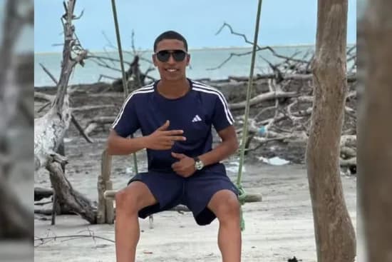 Turista é morto após postar foto com gesto de facção criminosa