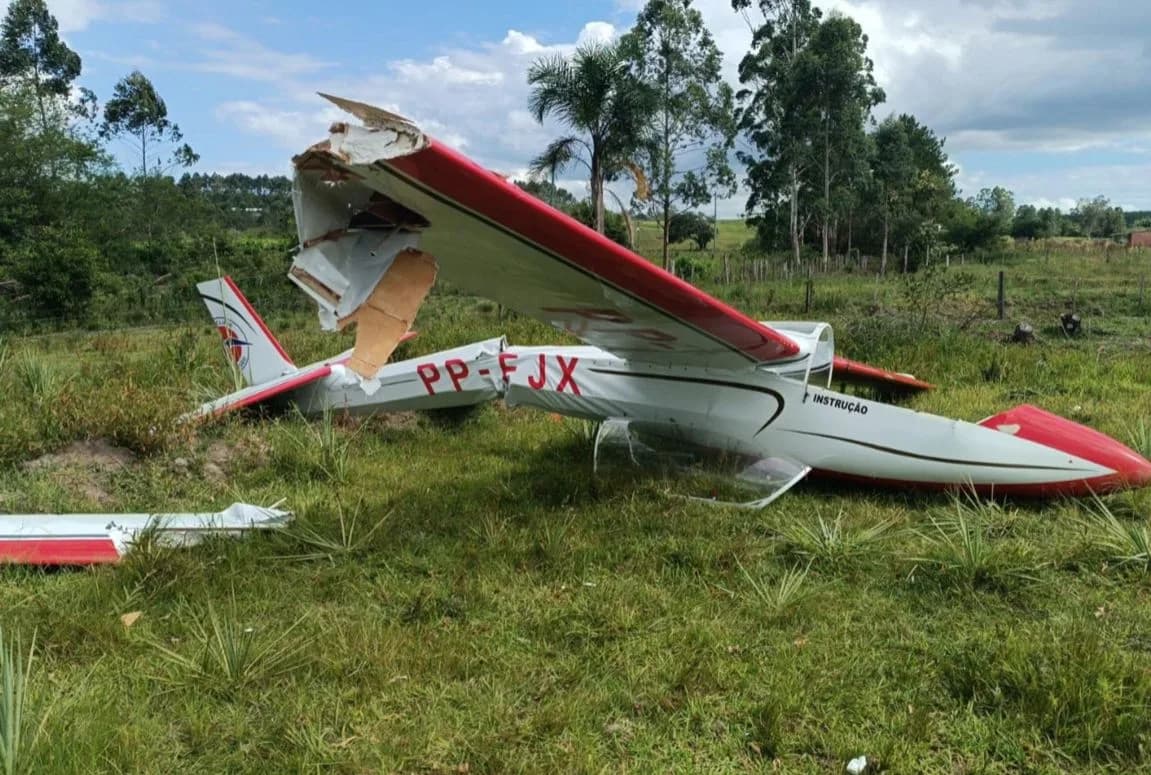 Avião de pequeno porte cai após bater em rede de alta tensão no RS