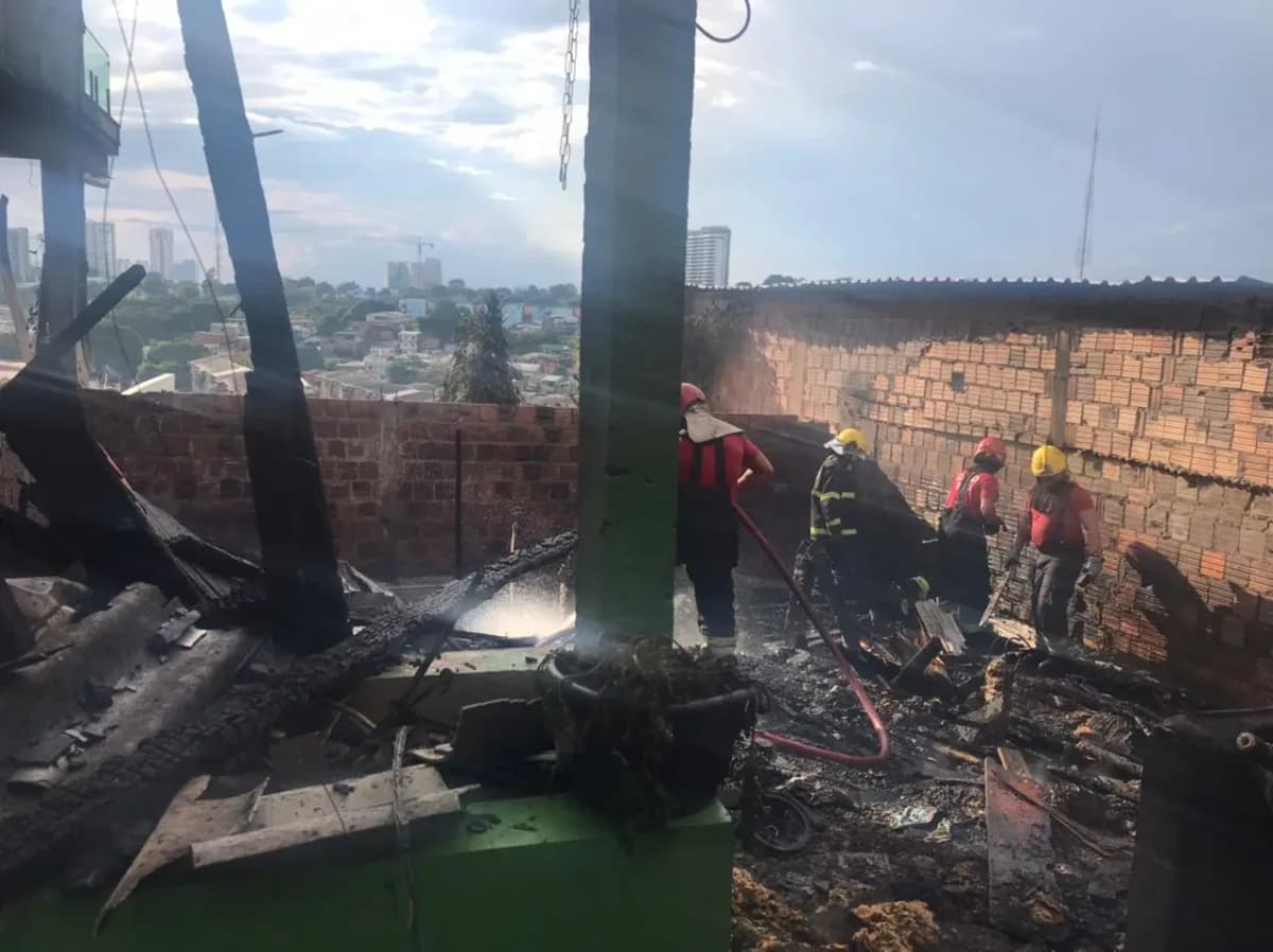 Incêndio deixa rastro de destruição em casa na zona Sul de Manaus