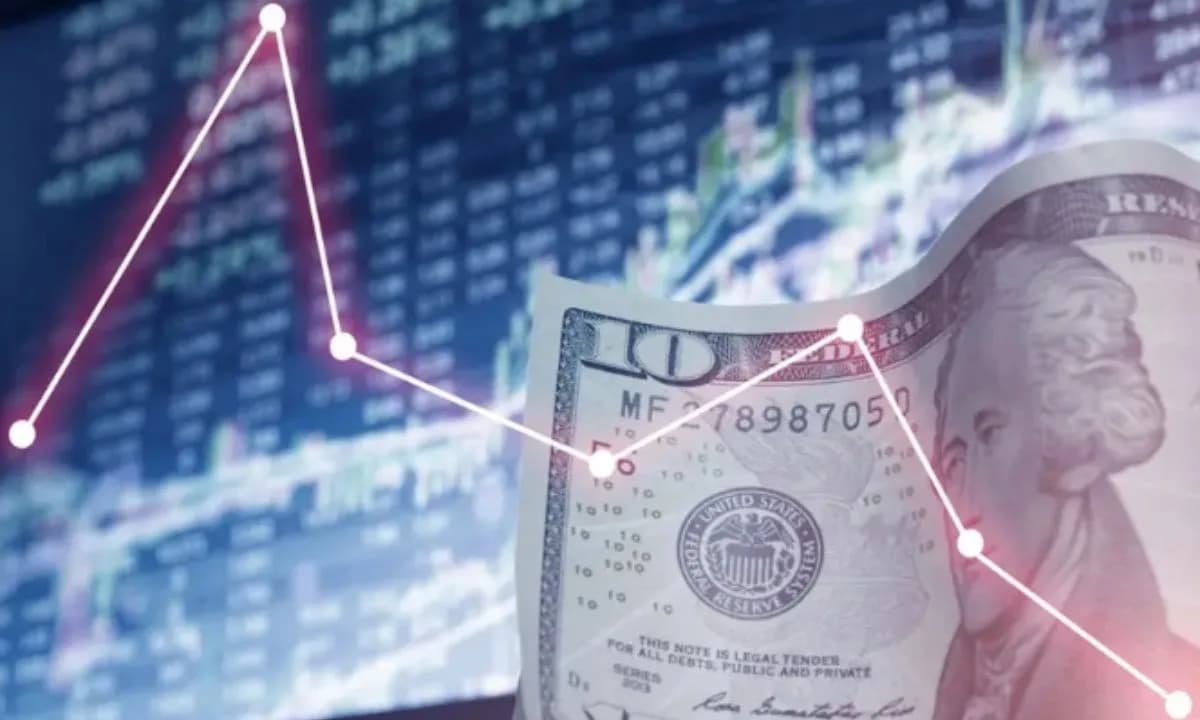 Dólar opera em queda após leilão do BC nesta segunda-feira (20)