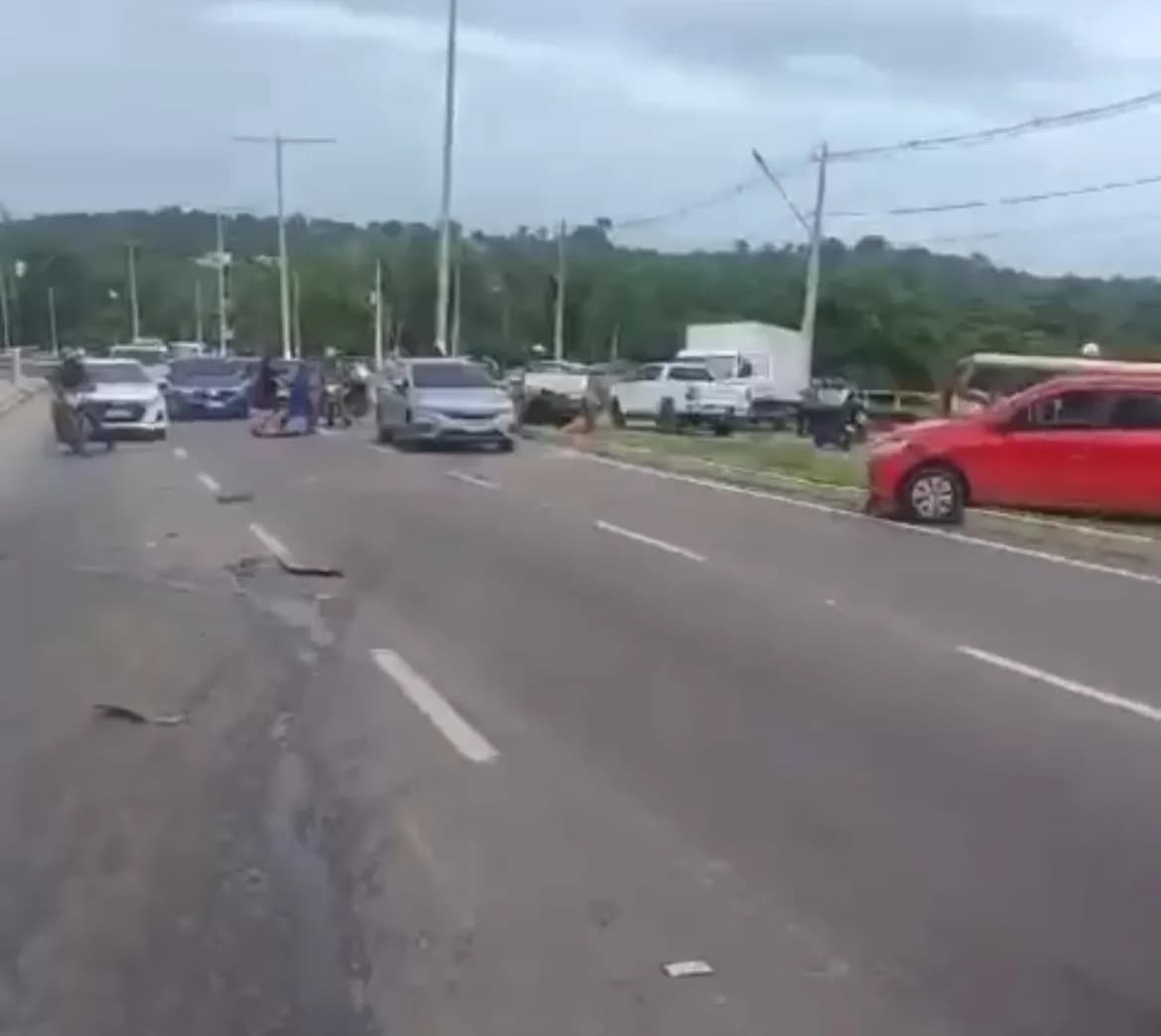 VÍDEO: Caminhão perde controle, desce ladeira de ré e bate em carros no Rapidão