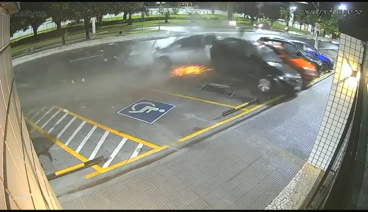 VÍDEO: Carro fica destruído após bater em 4 veículos estacionados em Manaus