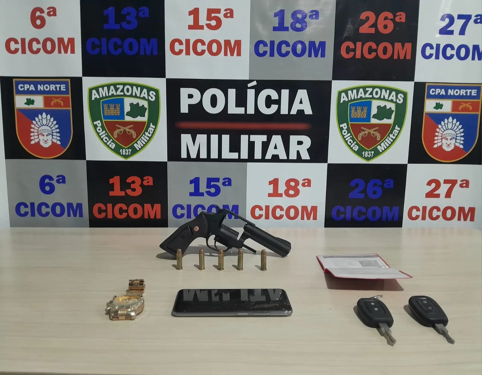 Dois homens são presos com arma e carro roubado em Manaus