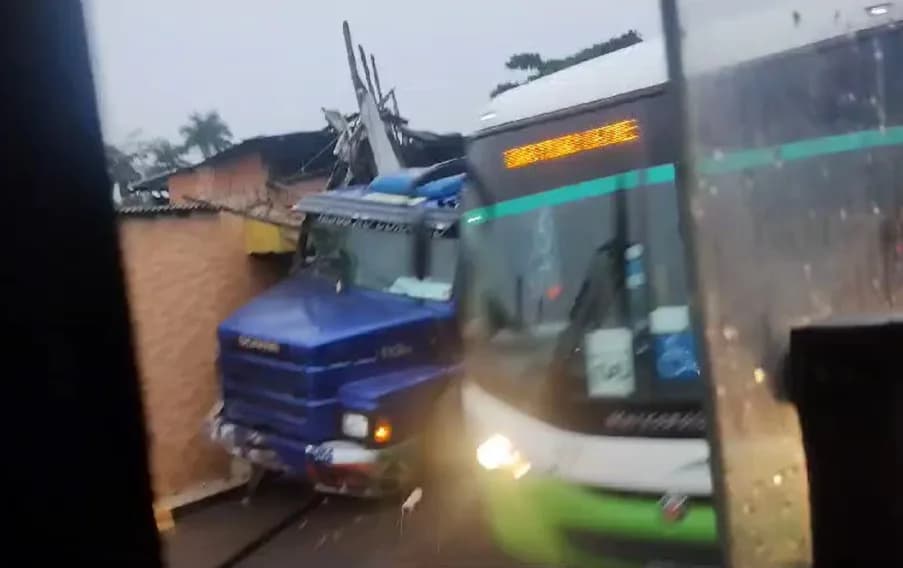 Carreta perde o freio e causa acidente no Colônia Oliveira Machado