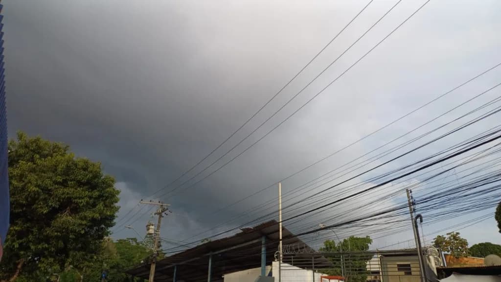 Defesa Civil faz alerta de chuvas fortes nesta quarta (22/10) e divulga canais de emergência em Manaus