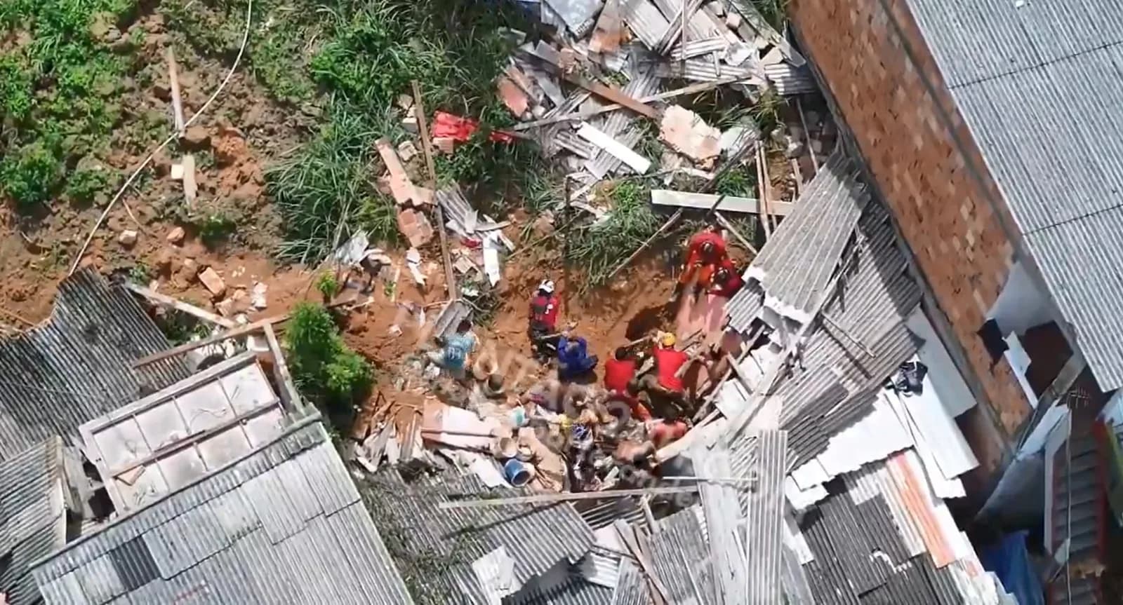 Vídeos mostram estragos do deslizamento que soterrou duas casas na Redenção