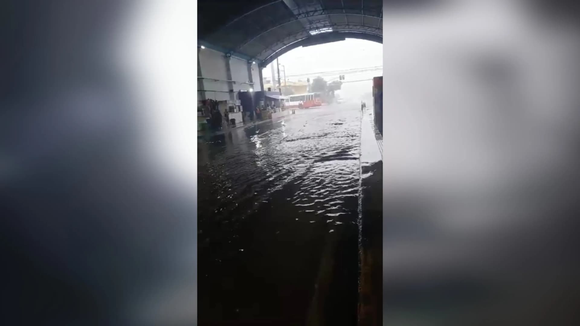 Na Cachoeirinha, Terminal 2 fica inundado por conta da chuva desta sexta-feira (24)