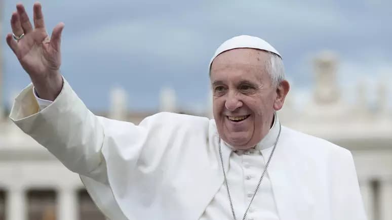 Papa Francisco está melhorando e trabalhando no hospital, afirma Vaticano