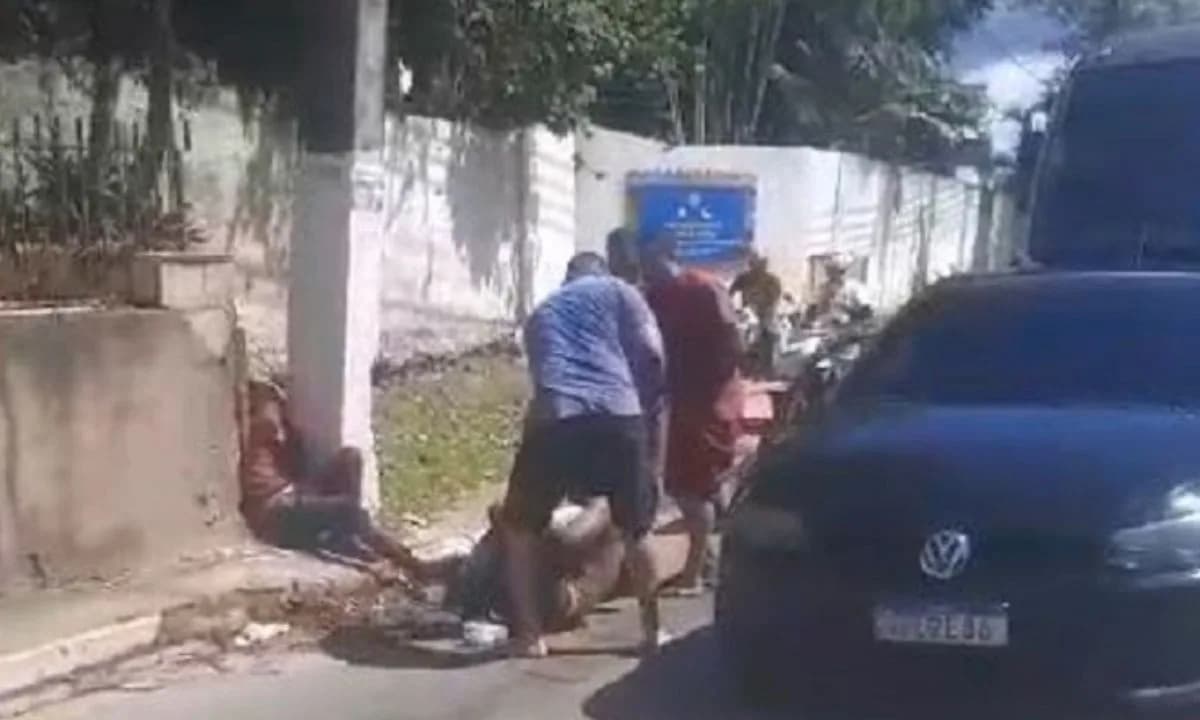 VÍDEO: Dupla de venezuelanos leva &#8216;peia&#8217; de mototaxistas após tentativa de roubo no Lírio do Vale