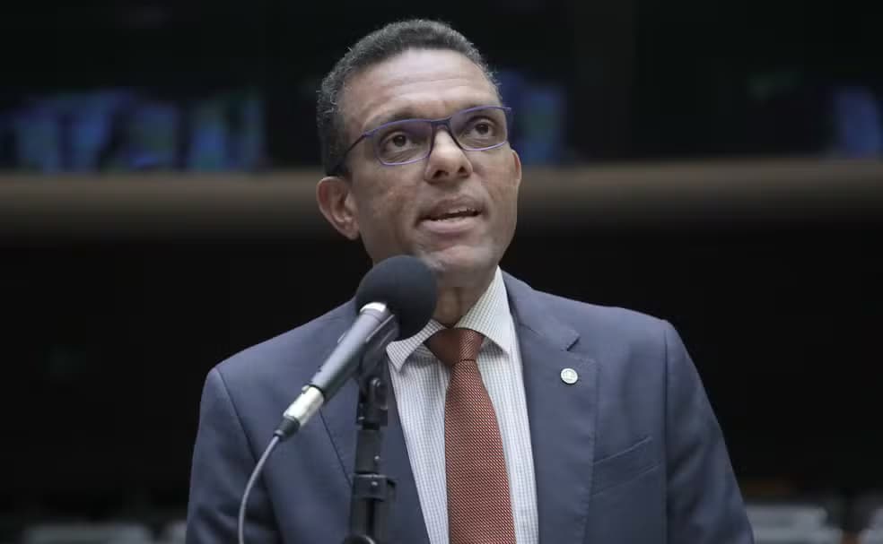 Deputado vê ‘propaganda antecipada’ em samba-enredo sobre Lula