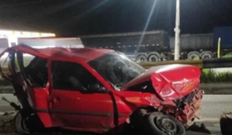 Acidente de trânsito: Homem fica ferido e carro destruído na zona Norte de Manaus