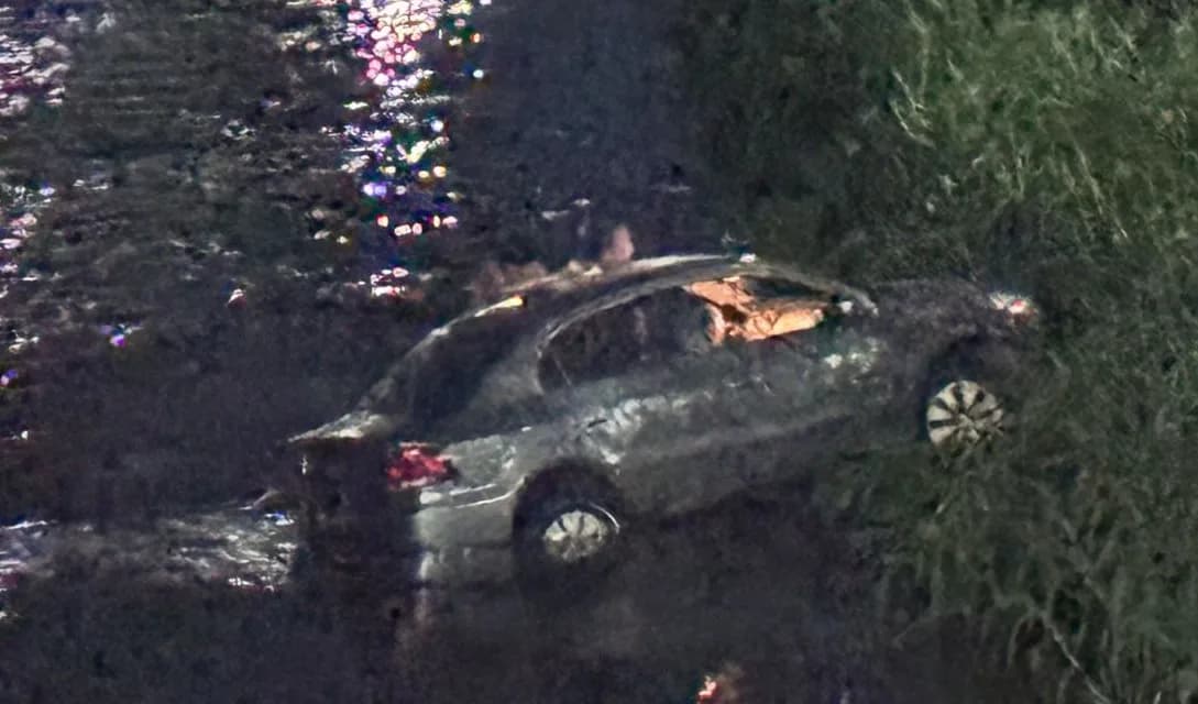 VÍDEO: Carro perde controle  e cai dentro de igarapé em avenida de Manaus