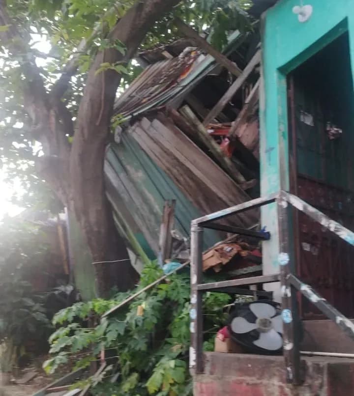 Desabamento: Casa de madeira desaba e família perde móveis em Manaus; uma idosa estava no local