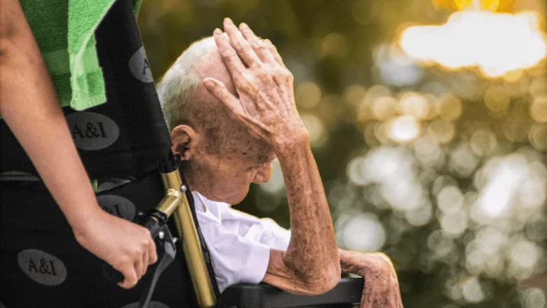 Manaus pode criar política para combater abandono de idosos em hospitais