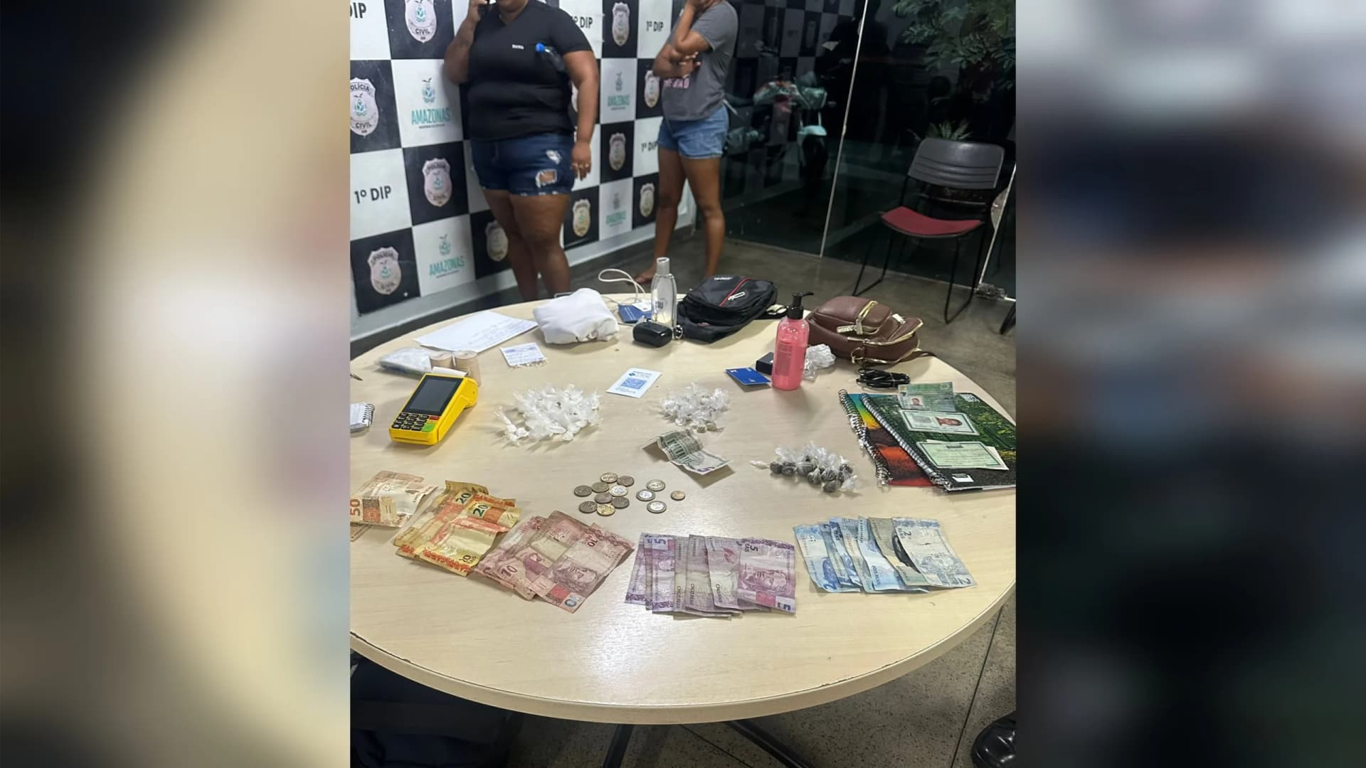 Mulher que vendia drogas em banca de bebidas no Centro é presa