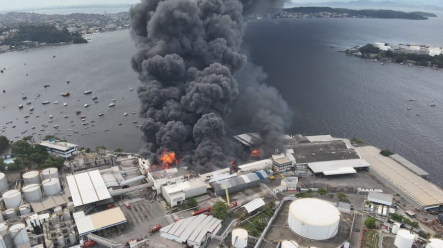 Incêndio em fábrica no Rio de Janeiro é controlado após 10 horas; veja vídeo