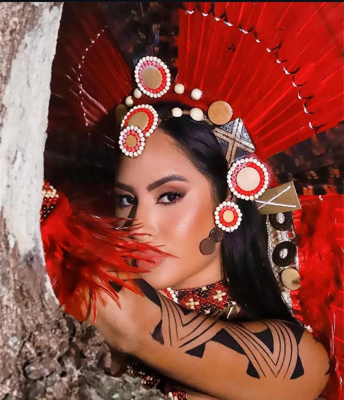 Isabelle Nogueira brilha em estreia em carnaval de SP com fantasia com grafismo
