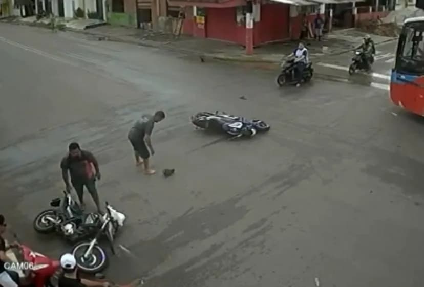 VÍDEO: Carro atinge motociclistas em Itacoatiara