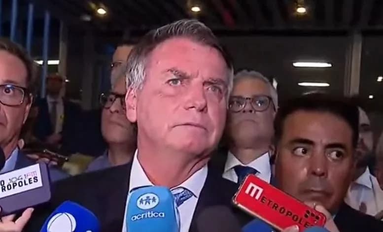 VÍDEO: Trompetista toca &#8216;Marcha Fúnebre&#8217; e interrompe coletiva de Bolsonaro