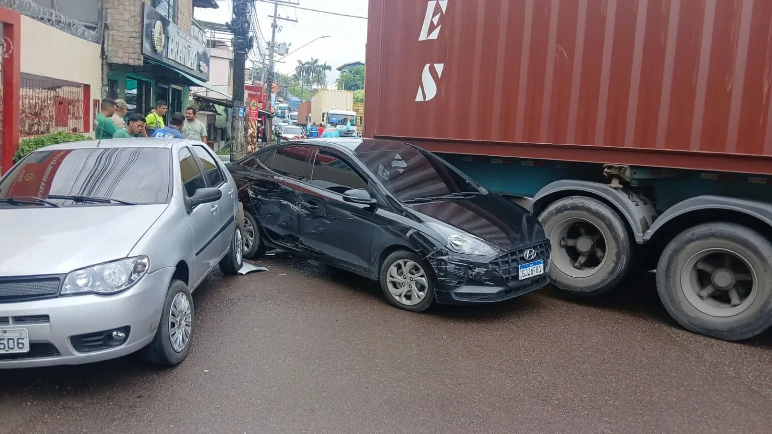 VÍDEO: Carreta arrasta carro estacionado em rua em Manaus