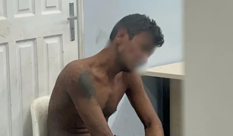 Homem ataca viatura da polícia e é detido em Manaus