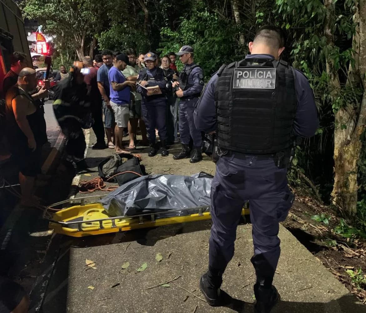 Motorista morre após ser arremessado de carro em grave acidente em Manaus