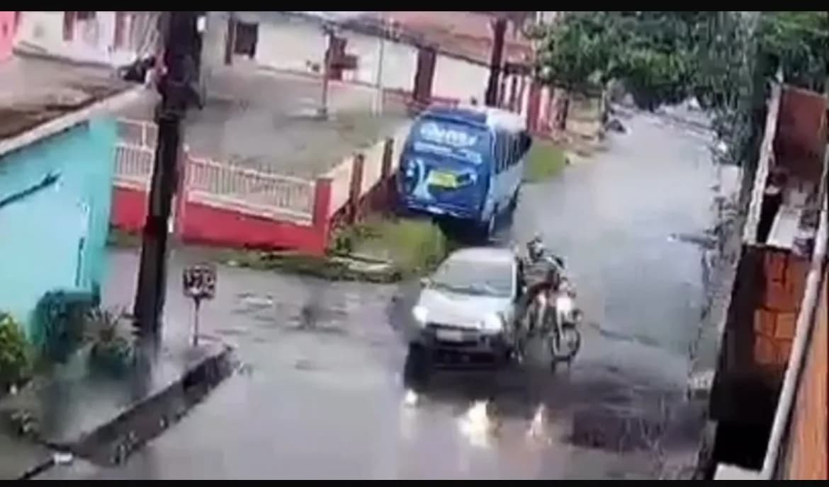VÍDEO: Motociclista e garupa ‘voam’ ao baterem em carro durante chuva em Manaus