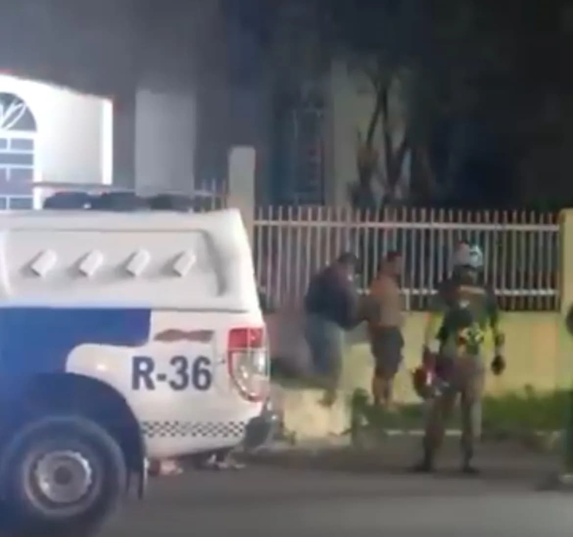 VÍDEO: Homem leva ‘capacetadas’ ao tentar furtar igreja em Manaus