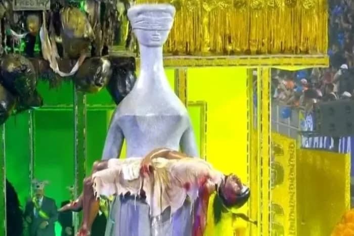 POLÊMICA: Escola de Samba exibe personagens “mortos” e enforcados em desfile no Carnaval de SP
