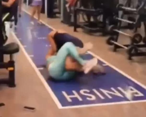 Casal protagoniza pancadaria dentro de academia; veja