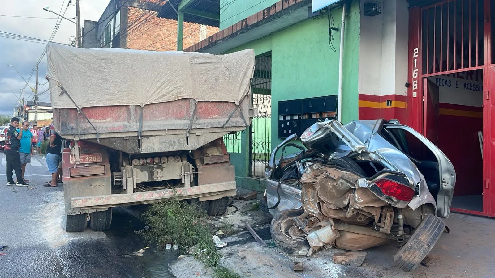 VÍDEO: Caminhão colide com carro que estava estacionado na Zona Norte de Manaus