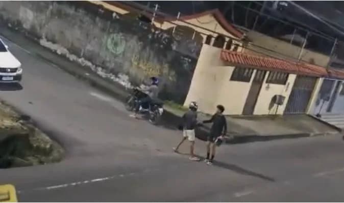 VÍDEO: Morador flagra assalto a jovem em Manaus