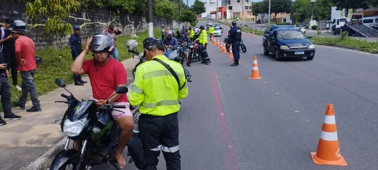 Fiscalização aborda mais de 500 motos e prende foragido da Justiça em Manaus