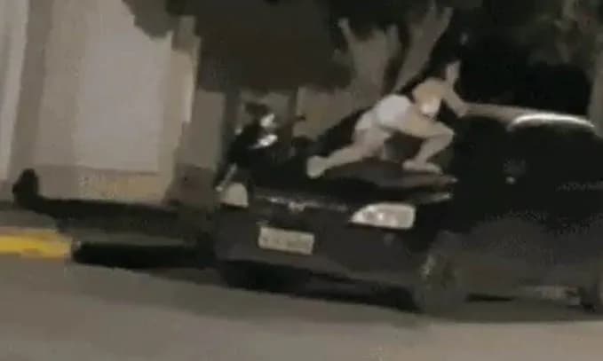 VÍDEO: Após agressões, mulher sobe em para-brisa de carro em movimento para impedir marido de fugir com a filha
