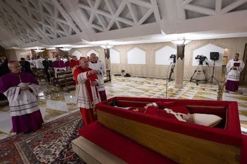 Vaticano divulga imagens do velório do Papa Francisco, com caixão aberto