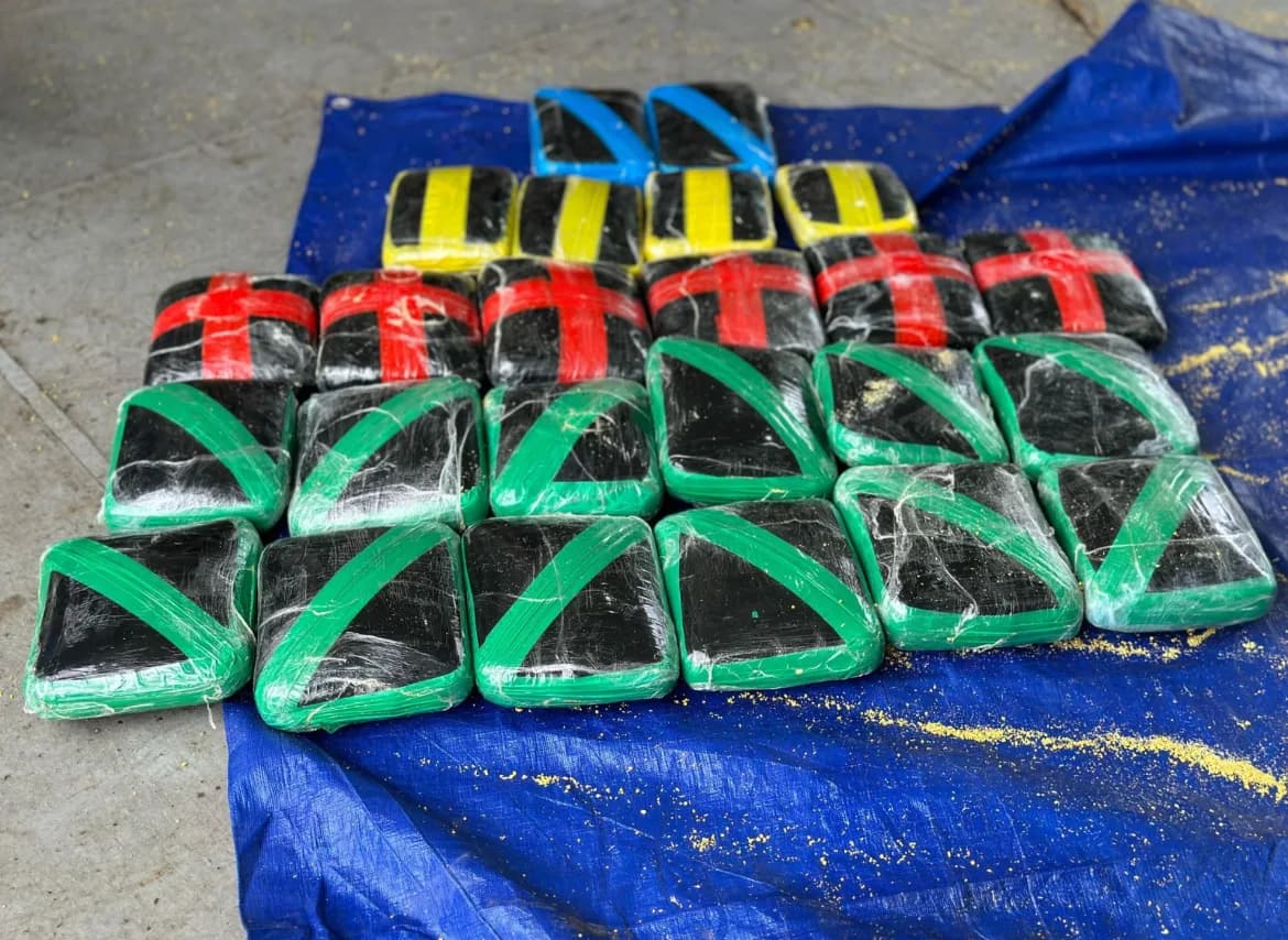 Polícia apreende 36 kg de drogas em sacos com farinha em barco no Amazonas