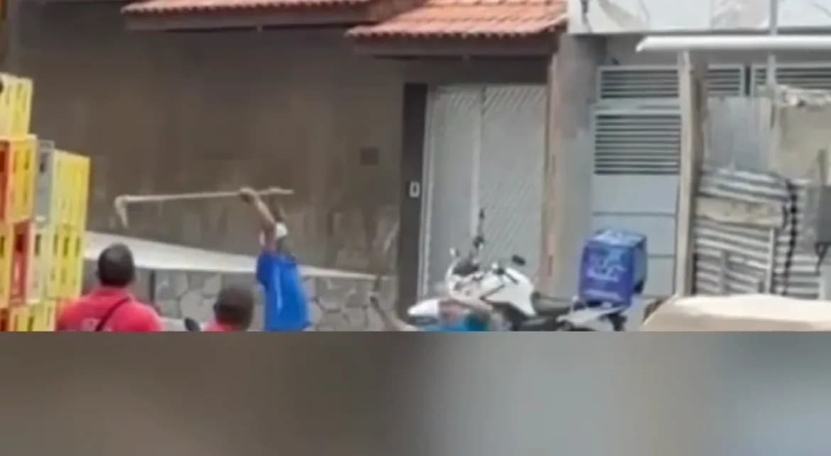VÍDEOS: Idoso leva &#8216;enxadadas&#8217; durante briga em Manaus
