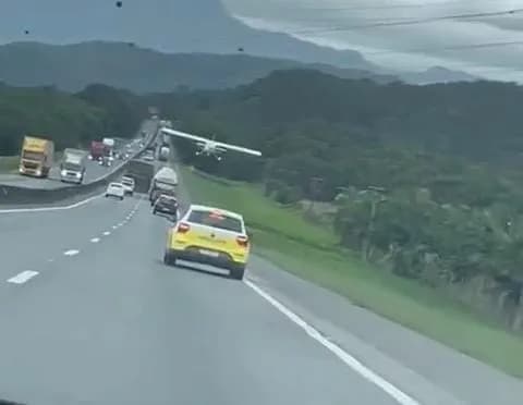 IMPRESSIONANTE: Avião faz pouso forçado entre carros e caminhões em rodovia; veja vídeo