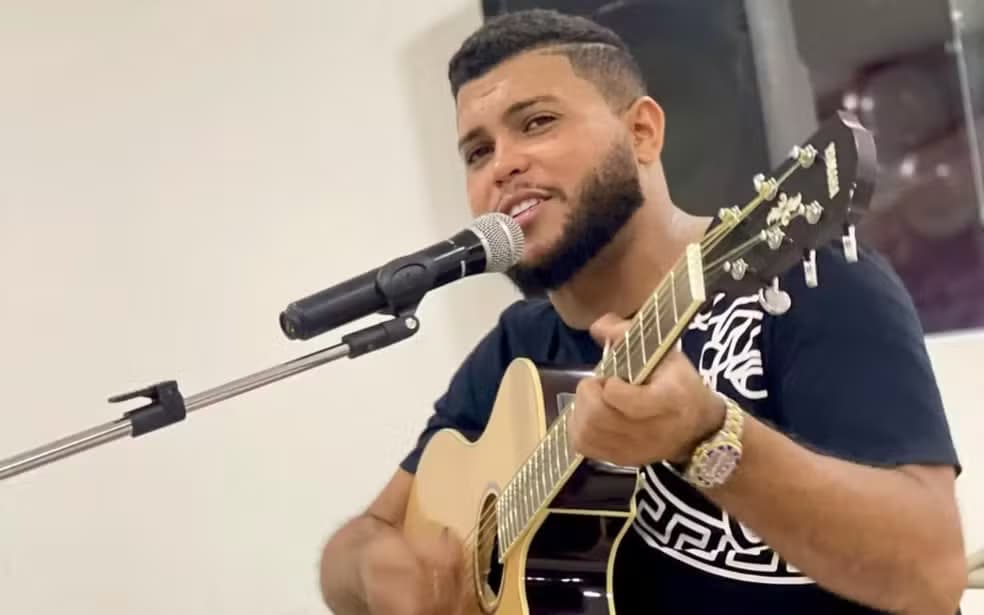 Justiça mantém prisão de cantor suspeito de agredir companheira em Manaus