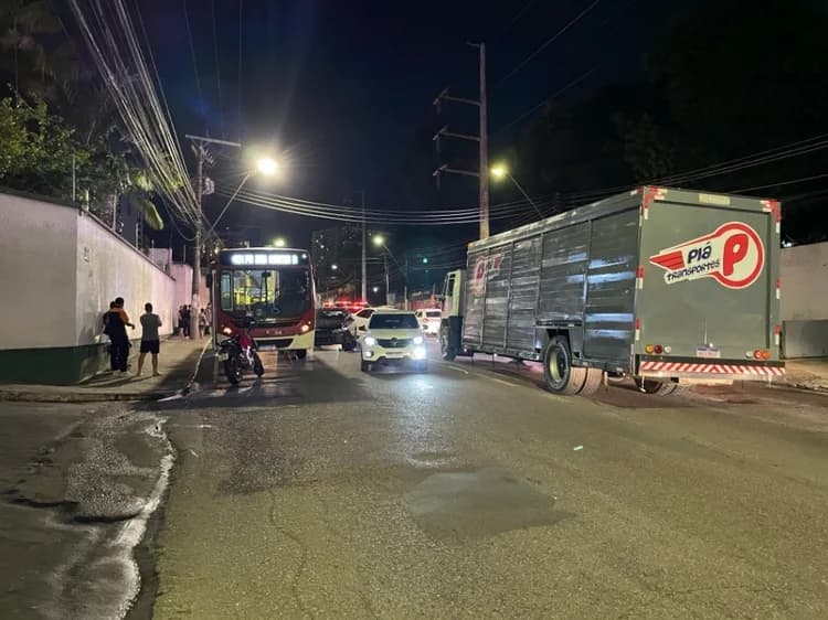 Colisão entre ônibus e carro complica trânsito na zona Sul de Manaus