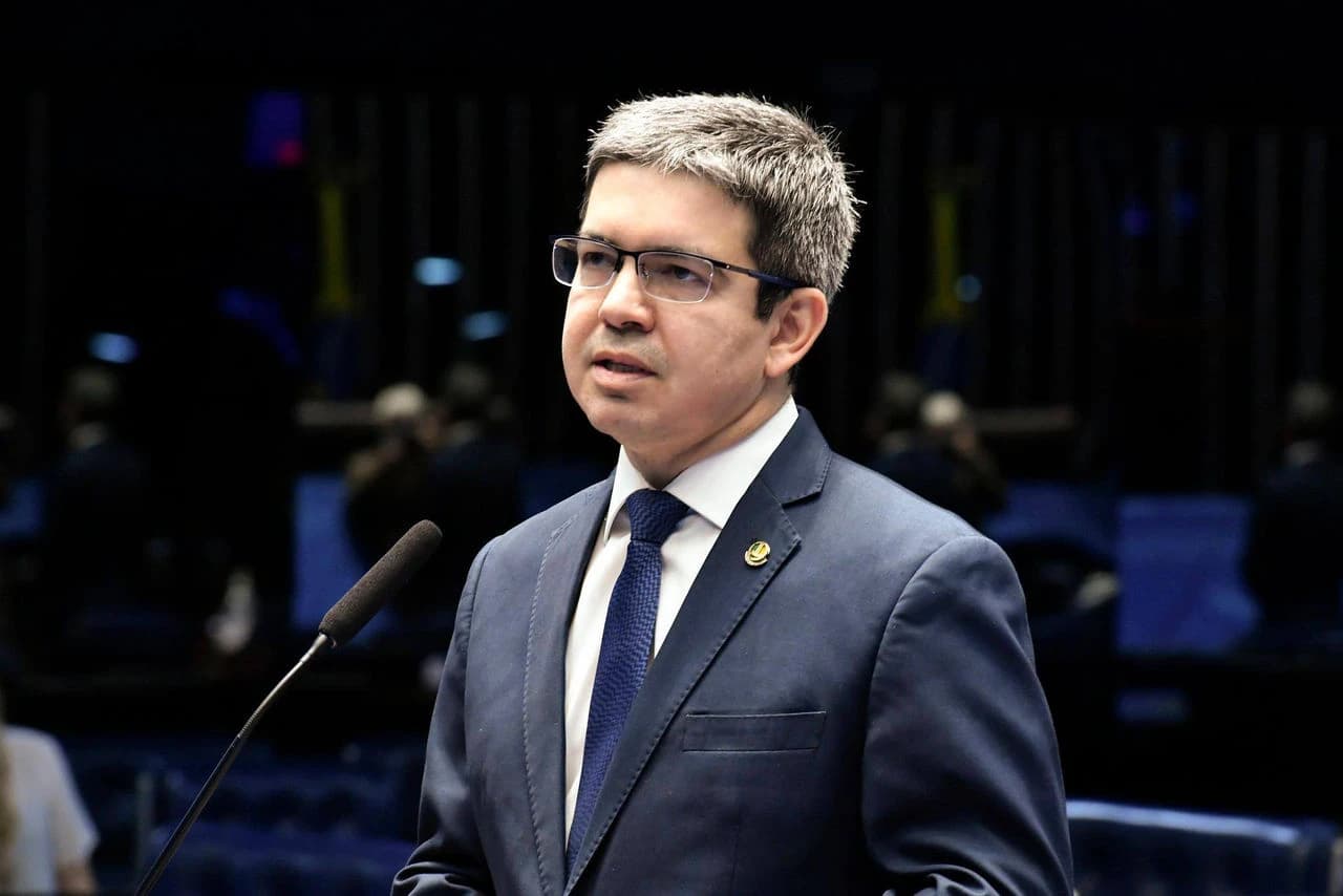 PEC da escala 6×1 deve ser votada pela CCJ em setembro, diz Randolfe