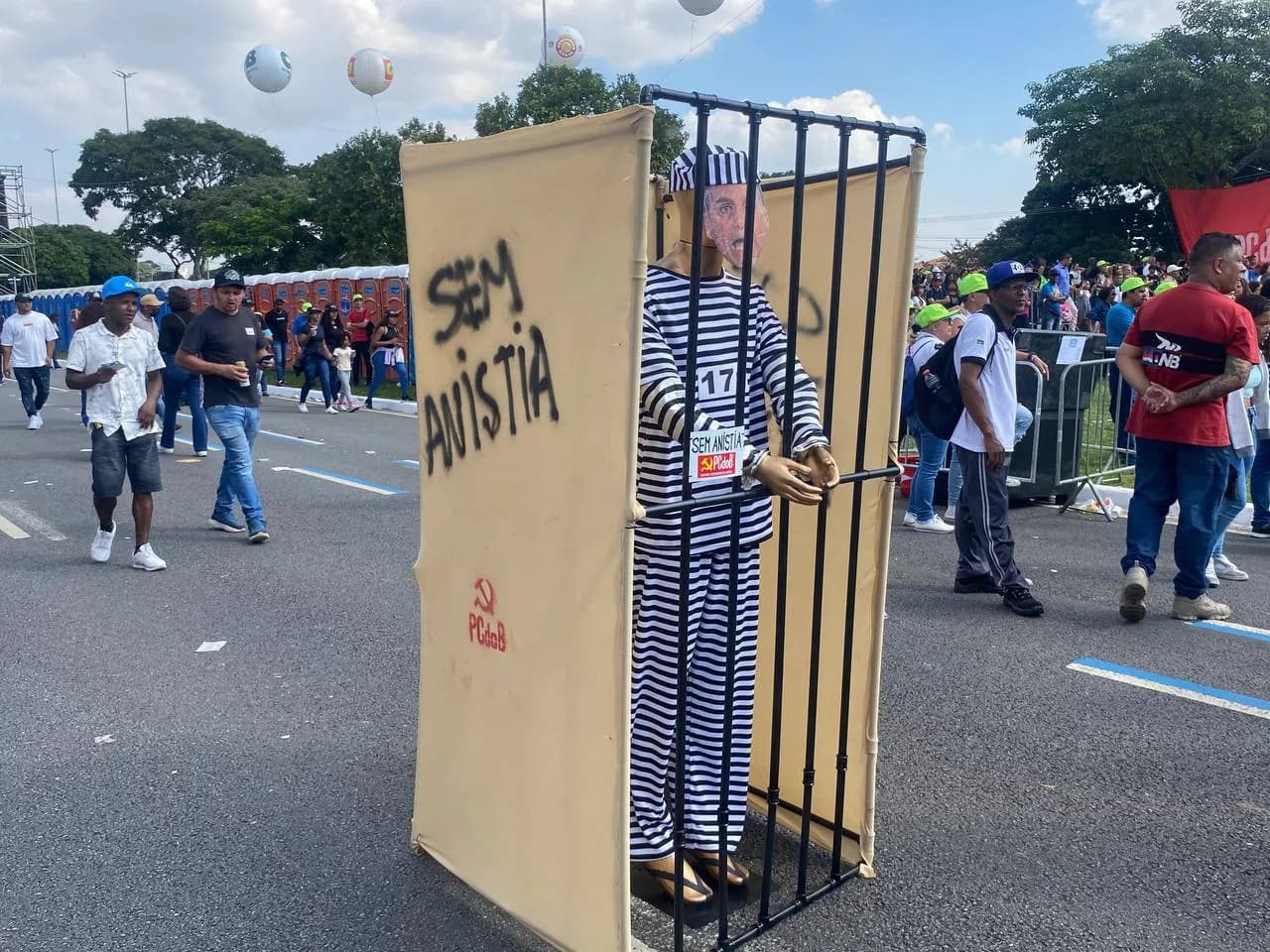 Erika Hilton culpa show de Lady Gaga por baixa adesão em ato do 1º de maio