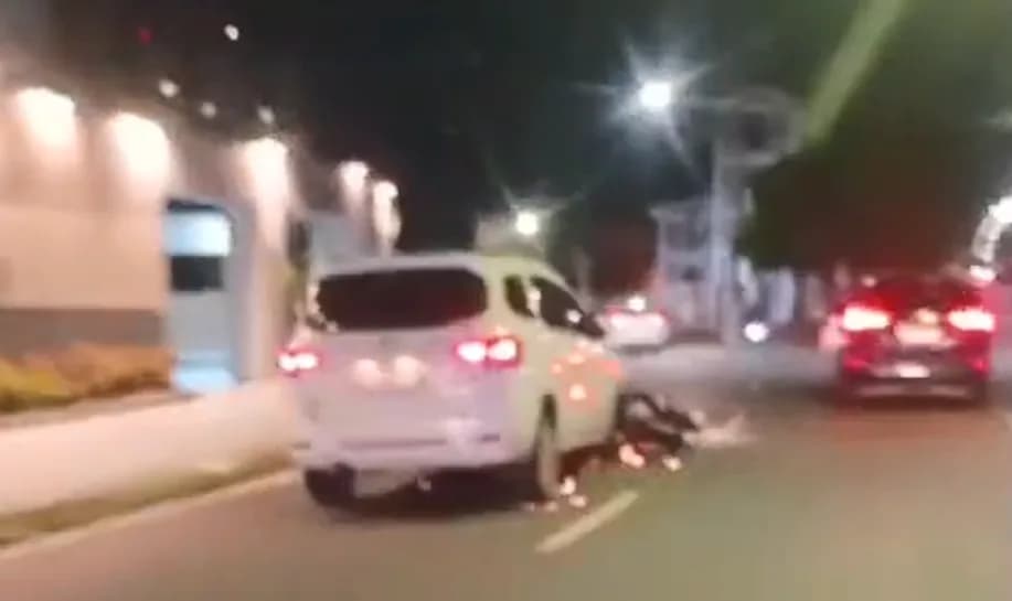 VÍDEO: Motorista em pânico arrasta moto por avenida e causa susto no Parque 10, em Manaus