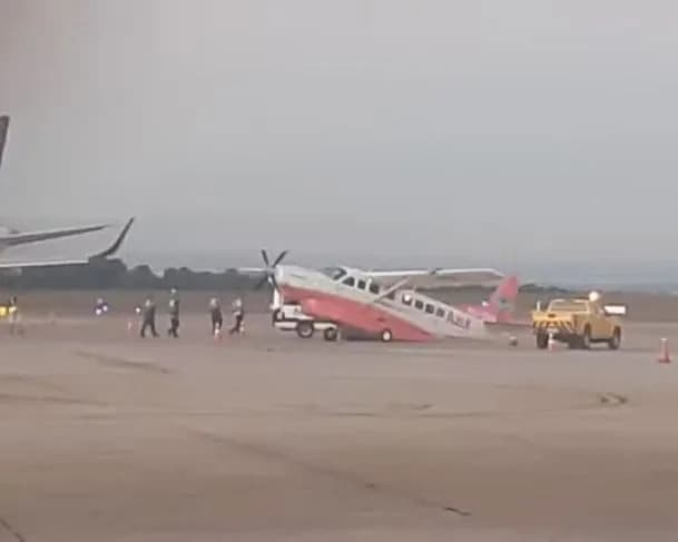 Avião da Azul sofre acidente e inclina na pista durante embarque