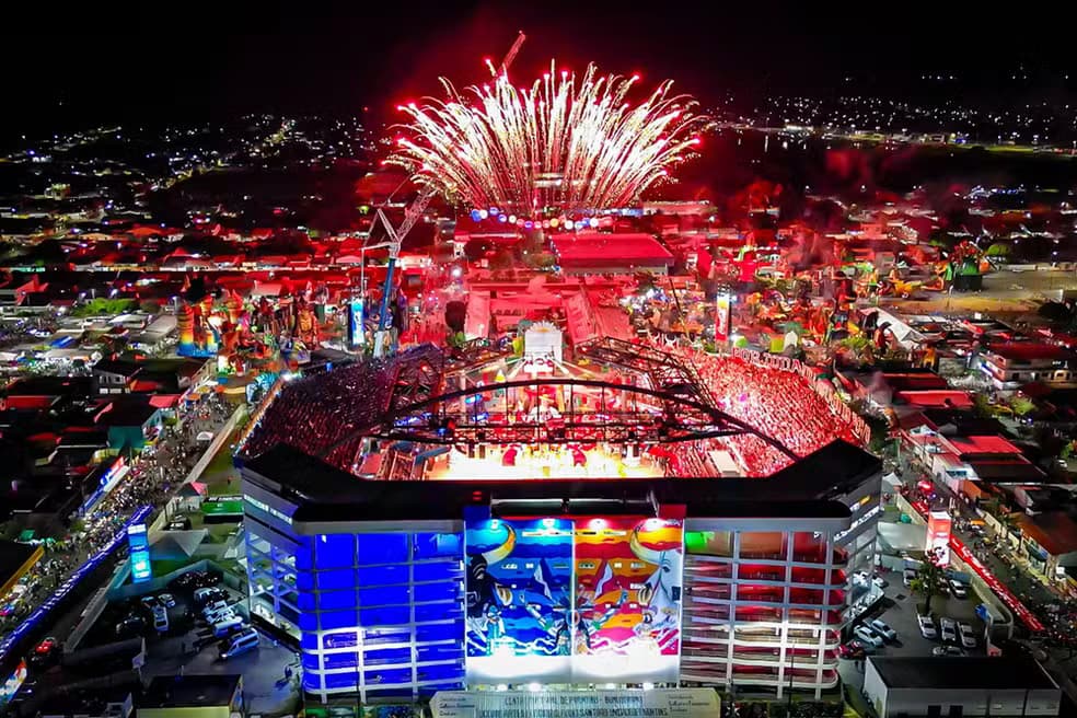 Governo do AM libera R$ 10 milhões para Caprichoso e Garantido a um mês do Festival de Parintins